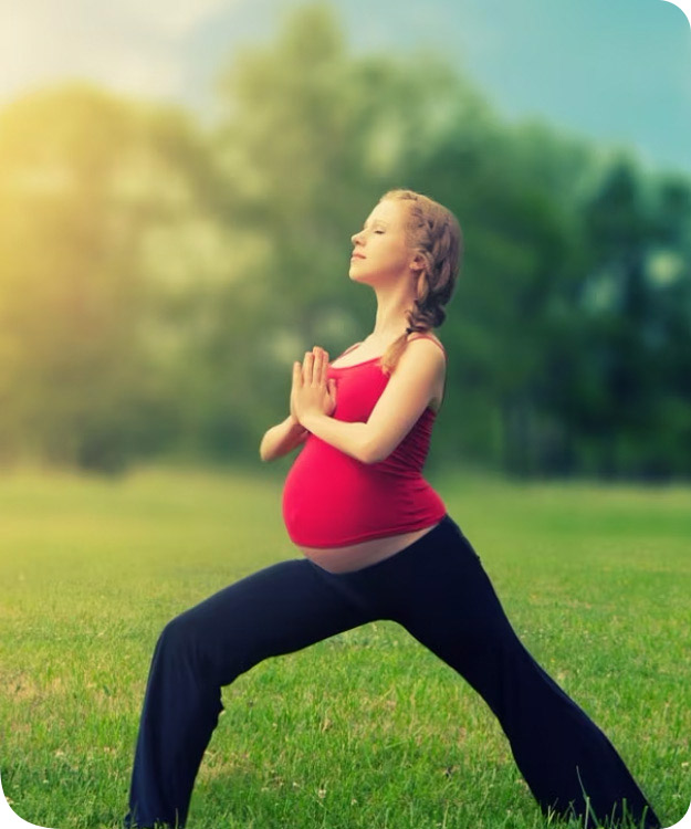donna in gravidanza che pratica ginnastica muscolo respiratoria